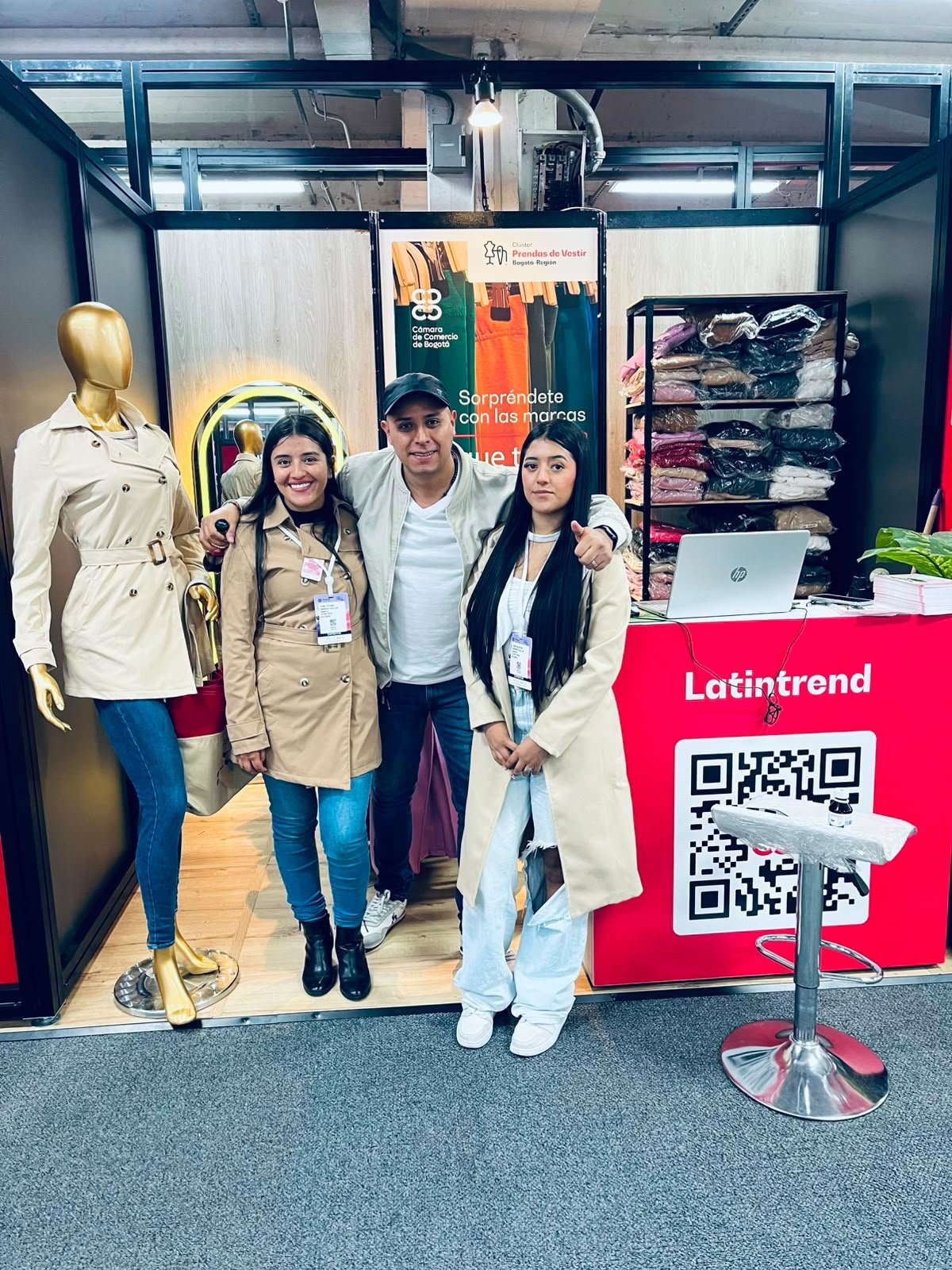 Equipo en el stand de Latin Trend